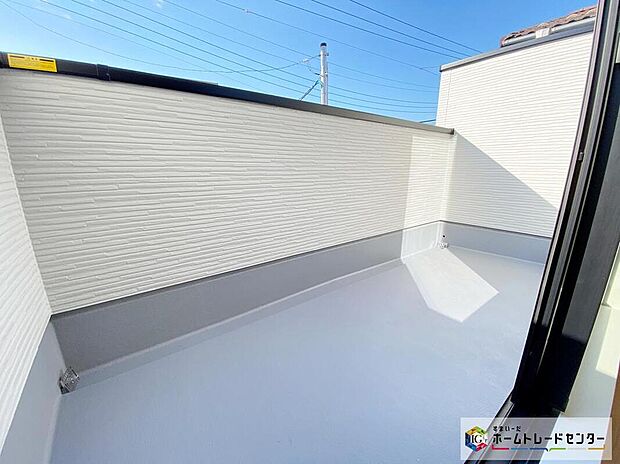 【バルコニー】お布団やシーツも１回でまとめて干せます。広いバルコニーからたっぷりの光をうけたお布団やシーツから太陽のにおいが感じられます。