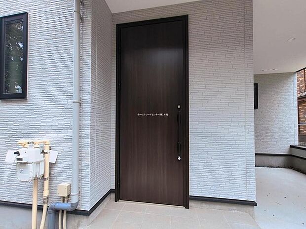 【玄関】訪れる人を優しく迎える、スタイリッシュな玄関。玄関ポーチには屋根がついているので雨なども玄関前で濡れずにお出かけ準備ができます。