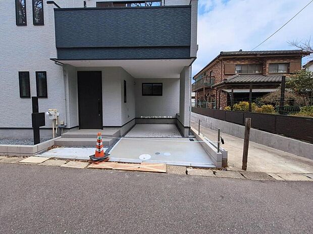 【駐車場】ビルトインガレージの車庫は雨からお気に入りのお車を守ってくれます♪雨の日も濡れずに降りられ、直接玄関へ出入りができます。