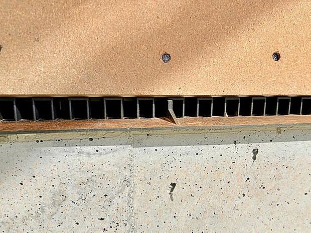 【【基礎パッキン】】基礎と土台を絶縁することで、腐朽菌や、シロアリの被害を未然に防ぎ、建物の耐久性や建材の持つ性能を十分に発揮させます。　キソパッキンロングを通して、基礎全周から床下内へ自然の風を送り込みます。