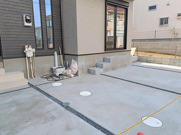 【駐車場】嬉しいコンクリート仕上げのカースペース。雨の日も足元を気にせず外出できます！