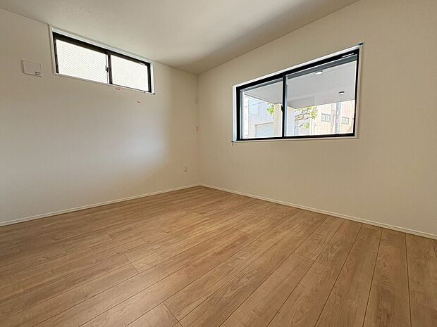 【リビング以外の居室】2面採光の明るい洋室。収納も完備しているので、お部屋はスッキリ快適なプライベート空間になります。
