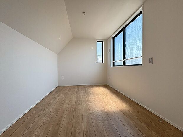 【リビング以外の居室】お仕事部屋にしたり、お子様部屋にしたり、使いやすいお部屋になっています。