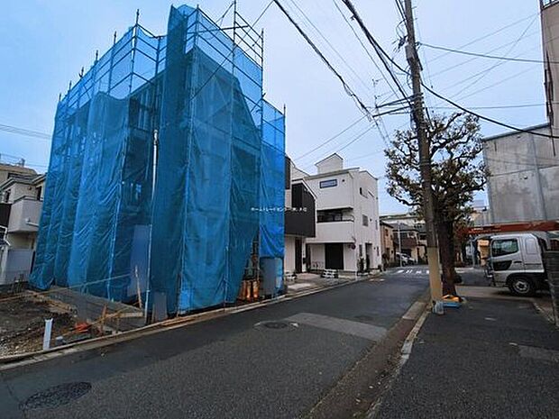 【前面道路含む現地写真】≪内覧以外にも資金計画やライフプランに寄り添ったご提案をいたします♪≫
前道が約8ｍあるので、車庫入れが苦手な方でも安心して入れられます。