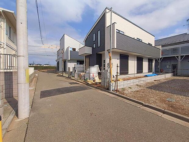 【前面道路含む現地写真】≪見学予約ができます！≫
3号棟前面道路☆住人以外の車の進入も少なく、小さなお子様を持つご家庭にも安心◎