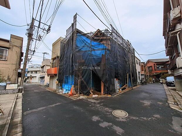 【前面道路含む現地写真】≪内覧以外にも資金計画やライフプランに寄り添ったご提案をいたします♪≫
南東角地なので日当たり良好♪
周辺は交通量の少ない生活道路なので小さなお子様がいても安心です。