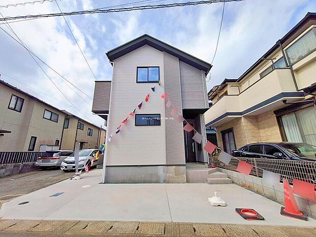 【現地外観写真】コンクリート仕上げのカースペースは、雨の日も足元を気にせず外出できます。
ご家族の自転車置き場としてもご使用いただけるスペースです♪