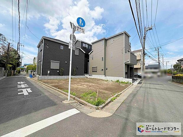 【現地外観写真】≪下記「見学予約する(無料)」より、見学予約ができます!≫
永く愛着の湧く美しいデザイン。
生活するだけの家ではなく「日々を楽しむ暮らし」を♪