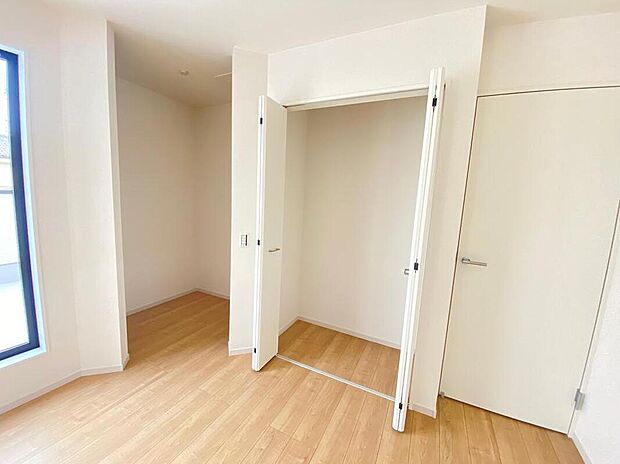 【リビング以外の居室】主寝室としてお勧めしたい7.7帖の洋室は、十分な広さの収納を備えた居室!お部屋をスッキリとご使用頂けます♪