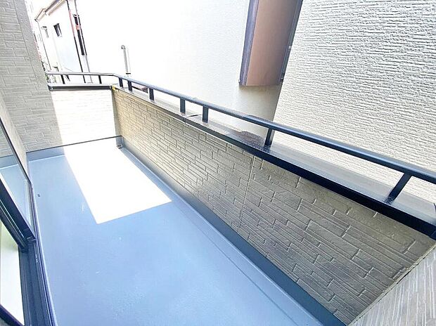 【≪Balcony≫】南側に設置されたバルコニー。心地よい春の陽射しや暖かな風を楽しむことが出来る。晴れた日にはたっぷりの洗濯物や布団を干せます!