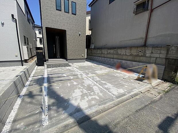【≪Car space≫】2台並列駐可能な広々としたカースペース!毎日の通勤や家族の送迎、買い物やお出かけなどクルマのある暮らしを満喫したい方は要チェックです♪