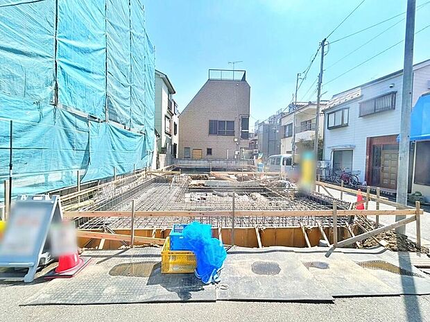 【現地外観写真】現地(2026年4月)撮影大切なお車を雨風から守るビルトインガレージ付き物件◎(※車種による)