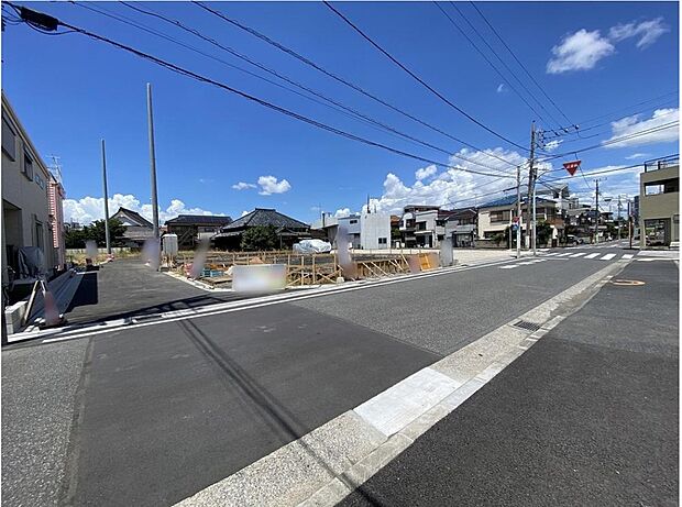 【前面道路含む現地写真】≪見学予約ができます！≫
利便性と自然、周辺環境の心地よさは写真や文章では伝えきれません。日々の動線や採光、周辺施設との距離感まで、ぜひ現地でご体感ください！
