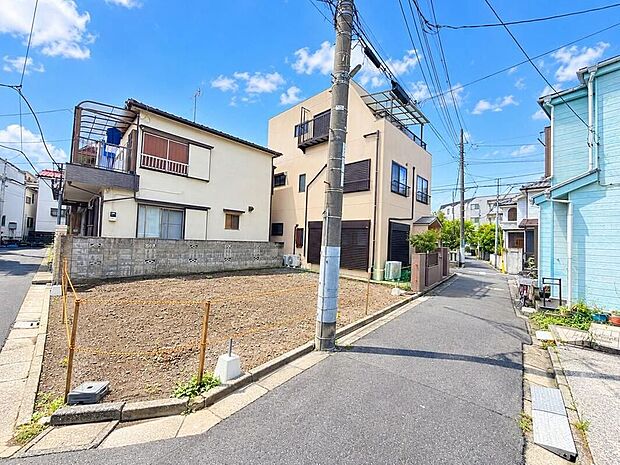 【現地外観写真】現地（2026年9月）撮影　○南東角地で、それぞれの方角から光が入ってくるため日当たりがよく開放感が得られます♪