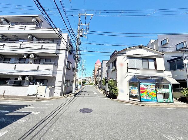 【前面道路含む現地写真】≪見学予約ができます！≫お客様に合った資金計画書の作成や近隣の完成物件のご紹介も可能です♪※解体工事前の写真です