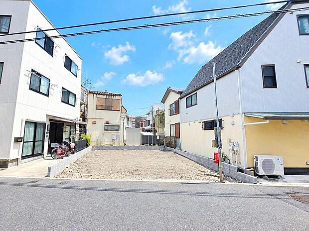 【現地外観写真】≪見学予約可能!≫
利便性と自然、周辺環境の心地よさは写真や文章では伝えきれません。日々の動線や採光、周辺施設との距離感まで、ぜひ現地でご体感ください。