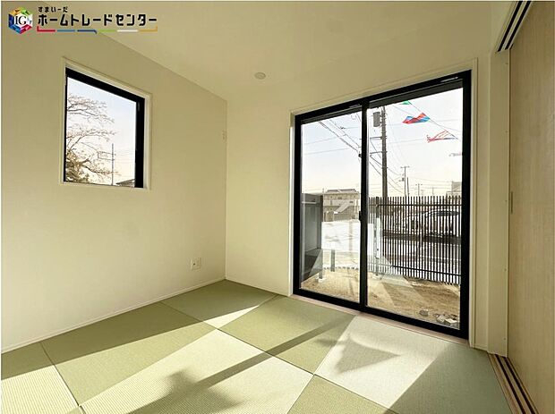 ≪Room≫
ホッと足を伸ばして寛げる和室をご用意。お子様の目の届く遊び場としても重宝します。