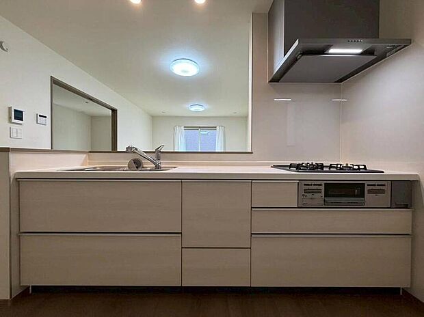 お洒落で清潔感のある対面キッチン♪対面式キッチンは家族との大事なコミュニケーションも取りやすく自然と会話が増えるような設計となっています。床下の収納スペースもちょっとした物を収納できるので嬉しい魅力♪