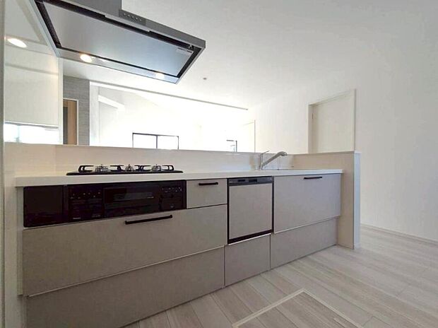 お洒落で清潔感のある対面キッチン♪対面式キッチンは家族との大事なコミュニケーションも取りやすく自然と会話が増えるような設計となっています。床下の収納スペースもちょっとした物を収納できるので嬉しい魅力♪