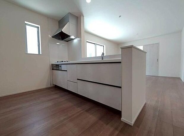 キッチンには大容量のオールスライド式の収納を採用しております。奥までしっかりと収納として活用でき、取り出す時も手前の物をどかしたりする手間など掛かりません、キッチン周りをいつもスッキリにしておけます。