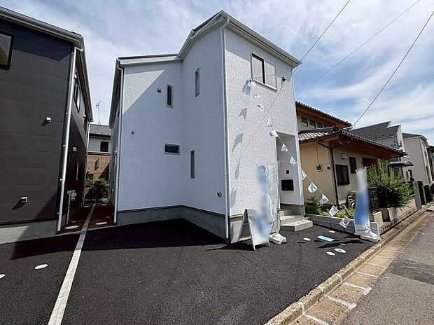 閑静な住宅地で子育て家族にピッタリ。毎日のお散歩も快適な緑に恵まれたエリアで、自然に包まれた穏やかな暮らしを実現するための、ゆとりある住環境が整っています。緑の潤いを感じながらホッと生活できそう。