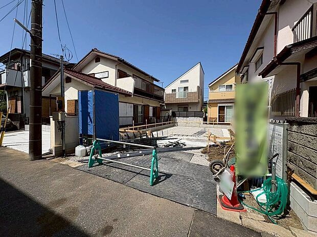美しい緑と良好な住環境が守られてきたこの街に、新築戸建てが誕生致しました。穏やかな空気の流れる落ち着いた住環境です。ぜひ、現地へ足をお運びいただき実際の環境・陽当たりをご確認下さいませ♪