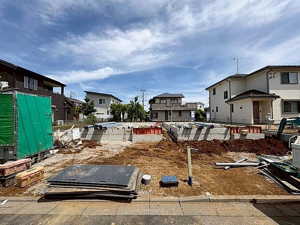 第一種低層住居専用地域の良好な住環境が保たれたエリア。低層の一戸建てを中心とした街並みが整然と続き、周辺は高い建物が建っていないので、採光や開放性に恵まれ、空が広く緑の多い閑静な趣を感じる環境です。