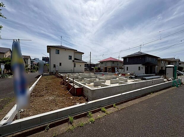 閑静な住宅地で子育て家族にピッタリ。毎日のお散歩も快適な緑に恵まれたエリアで、自然に包まれた穏やかな暮らしを実現するための、ゆとりある住環境が整っています。緑の潤いを感じながらホッと生活できそう。
