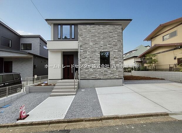 ダブルベッドのサイズのベッドを配置しても十分な広さを確保できる寝室です♪住んでから後悔しないために、そして何よりゆっくりと安眠できるよう、居心地がよく快適に過ごせる寝室の空間づくりにこだわりましょう。