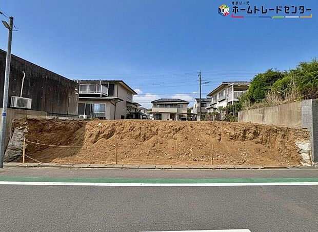 閑静な住宅地で子育て家族にピッタリ。毎日のお散歩も快適な緑に恵まれたエリアで、自然に包まれた穏やかな暮らしを実現するための、ゆとりある住環境が整っています。
【2026年8月撮影】