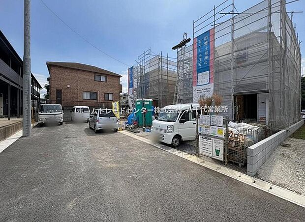 閑静な住宅地に馴染む落ち着いた色合いの外観。長く愛着を持って住んで頂きたいからこそ飽きのこないシンプルな色目に仕上げました。外壁には耐久性・防汚性に優れたサイディング材を使用しております！