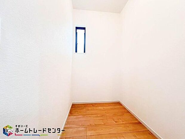 【収納スペース】居住空間の広さを保ちつつ程よい広さがあり、季節ごとの家電や思い出のアルバム、カバン類などを収納出来る棚もあります。衣替えも楽にできるのでお部屋の中をすっきりと片付けられるますね♪