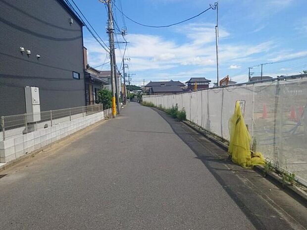 【前面道路含む現地写真】この風景が暮らしの一部に。毎日がイキイキと笑顔溢れる暮らしの始まりです♪ぜひ一度この見晴らしを体感してみませんか♪ご都合の良い時 自由に外観ご覧になれます。ご内見ご希望の際はぜひお気軽にご連絡下さい♪