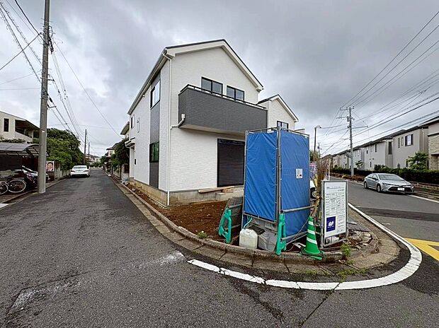 【現地外観写真】第一種低層住居専用地域の良好な住環境が保たれたエリア。低層の一戸建てを中心とした街並みが整然と続き、周辺は高い建物が建っていないので、採光や開放性に恵まれ、空が広く緑の多い閑静な趣を感じる環境です。