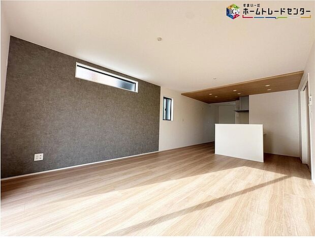 【≪Living room≫】自然光に包まれたリビング。あふれる陽光の輝き、子どもたちの笑顔も光り輝いて見える。