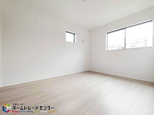 【リビング以外の居室】ダブルベッドのサイズのベッドを配置しても十分な広さを確保できる寝室です♪住んでから後悔しないために、そして何よりゆっくりと安眠できるよう、居心地がよく快適に過ごせる寝室の空間づくりにこだわりましょう。