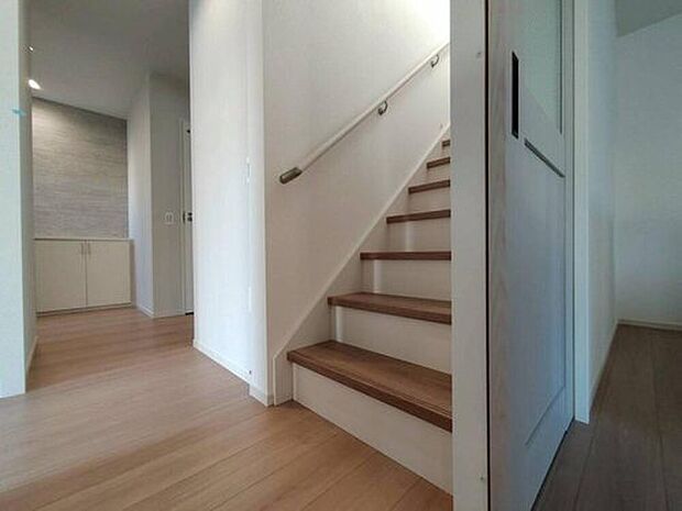 【その他】階段などに手すりを取り付けると、転倒・転落の防止はもちろん移動もラクになります。もしものことが起こる前に、日常生活がよりラクになりますので早めに備えておきたいものですね♪