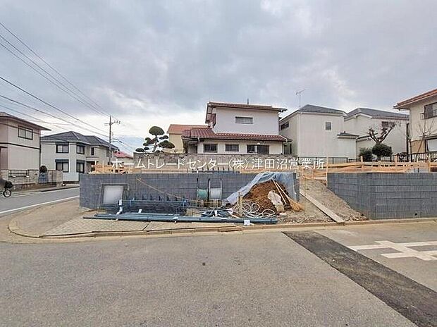 【現地外観写真】美しい緑と良好な住環境が守られてきたこの街に、新築戸建てが誕生します。穏やかな空気の流れる落ち着いた住環境です。ぜひ、現地へ足をお運びいただき実際の環境・陽当たりをご確認下さいませ♪