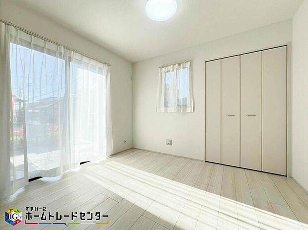 【リビング以外の居室】お子様の成長と共に必要になる子供部屋。勉強机・ベッドを配置しても十分な広さがあるのは戸建てならでは。お子様のお友達を招いたりプライバシーも確保できる子供部屋はお子様の自立心も芽生えます♪