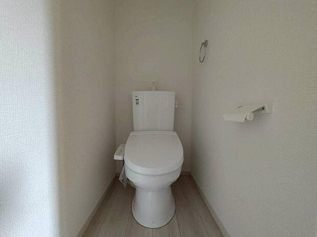 【トイレ】清潔感のあるスタイリッシュなシャワートイレ。トイレは家族が毎日使うプライベートな空間です。清潔であることはもちろん、使いやすく居心地のいいトイレにすることで快適に過ごすことができますね♪