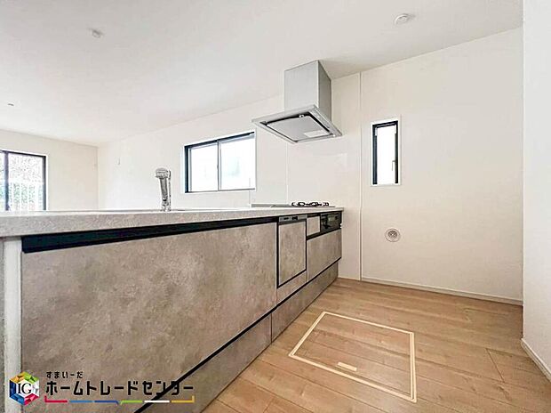 【キッチン】お洒落で清潔感のある対面キッチン♪対面式キッチンは家族との大事なコミュニケーションも取りやすく自然と会話が増えるような設計となっています。床下の収納スペースもちょっとした物を収納できるので嬉しい魅力♪