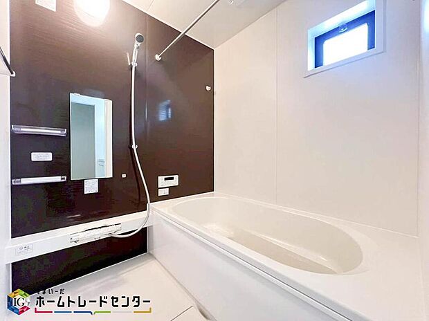 【浴室】お子様と一緒に入ってもゆったり寛げる1坪タイプのシステムバス。水をはじくのが早く乾きやすくカビの発生を防ぐドライ床&標準仕様簡単ヘアキャッチャーも付いていますので一番最初に味わう【綺麗】を長く保てます