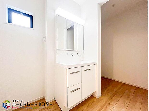 【洗面台・洗面所】家族全員が一番使用する洗面所はお掃除もしやすく使い勝手も抜群。歯ブラシ・ドライヤー・洗面道具・髭剃り・メイク道具など全て収納可能な収納スペースを確保♪二人並んでも十分なほどのスペースも魅力ですね♪