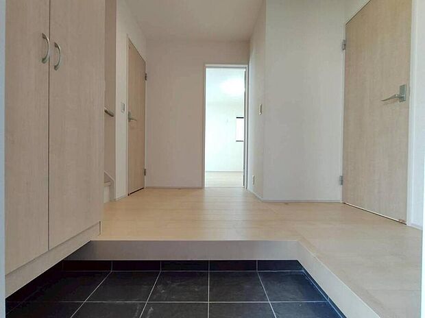 【玄関】家の第一印象は玄関で決まるくらい重要な場所。玄関は家の顔といわれますが我が家のセンスをさりげなく感じさせる魅力ある玄関造りも楽しみの一つ。帰宅する度に家族がほっとできる心地よい空間造りも大切ですね♪