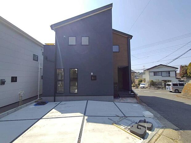 【現地外観写真】毎日のお散歩も快適な緑に恵まれた閑静な住宅地は、伸び伸びスローライフを叶えてくれます。自然豊富な季節の移ろいを身近に感じられる環境で子育てすれば、お子様もきっと素直に成長してくれるはずです!