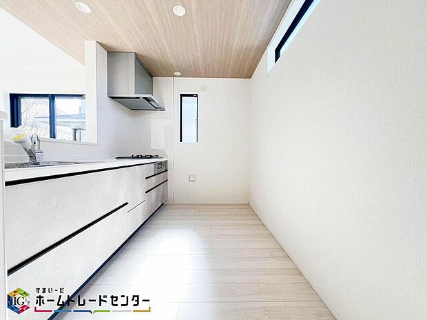 【キッチン】リビングのお子さんに目配りできる対面式カウンターキッチンを採用。食後は食器洗い乾燥機がアシスト。大型パントリーは、お子さんのリクエストメニューや急な来客にも余裕で対応できる便利な食品庫です♪