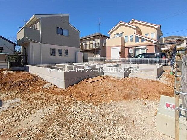 【現地外観写真】美しい緑と良好な住環境が守られてきたこの街に、新築戸建てが誕生致します。穏やかな空気の流れる落ち着いた住環境です。ぜひ、現地へ足をお運びいただき実際の環境・陽当たりをご確認下さいませ♪