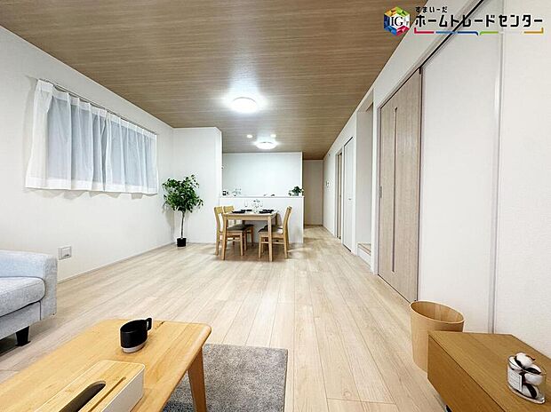 【リビング】ママの目線でデザインされた住まいは、水回りの導線や豊富な収納など魅力がたくさん。住み心地の良さをぜひご体感下さい!