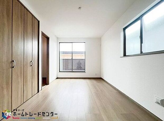 【リビング以外の居室】大きな窓からやわらかな光が差し込む2階洋室。家族の気配を感じつつも、ほどよい距離感で自分時間を楽しめる落ち着いた空間は、主寝室にも子ども部屋にもぴったりの心地よさです。