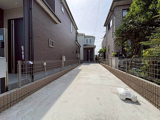 【現地外観写真】閑静な住宅地に馴染む落ち着いた色合いの外観。長く愛着を持って住んで頂きたいからこそ飽きのこないシンプルな色目に仕上げました。外壁には耐久性・防汚性に優れたサイディング材を使用しております！
